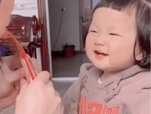 萌娃看小姨吃辣条,馋出了表情包,张着嘴巴咽口水萌翻网友
