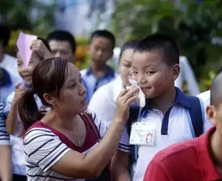 孩子开学了,中国爸妈和外国爸妈的表情,差距太大

