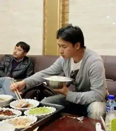 明星聚餐接地气欧弟用大碗吃饭,身后汪涵成亮点
