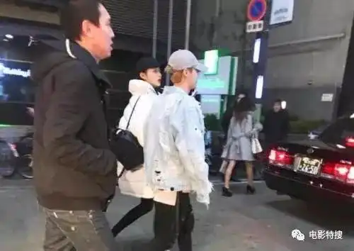 鹿晗关晓彤两人合影时,吴磊的站位亮了,这个小细节看出吴磊人品
