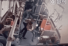男子公交车上暴打7岁孩子抱起猛摔并狂踩头部看了视频网友吵疯
