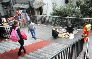 六旬老人为救白血病孙女背百斤山货摆地摊高清组图
