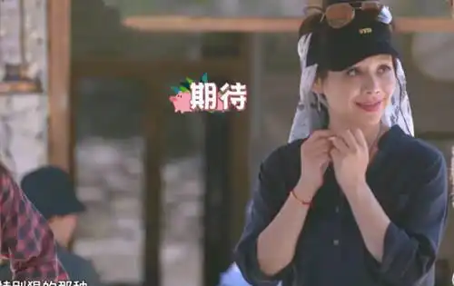 难怪王源表演的魔术如此神奇,看到他做的小动作,杨超越表情绝了
