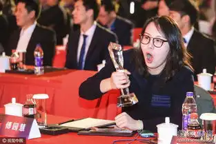 孙杨傅园慧参加颁奖典礼傅园慧再献表情包
