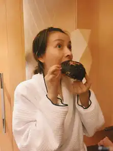 吴昕扎小辫吃脏脏包表情太可爱网友身材真让人羡慕
