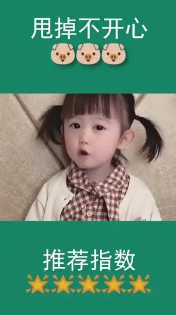 萌娃一边喝水一边怪表情不断,妈妈在一边表示真是太逗了
