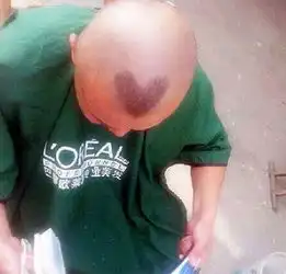 搞笑gif小伙子,没看到妹子的痛苦表情吗赶紧放开那个妹子
