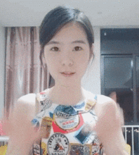 搞笑gif可爱的妹子跟你打招呼呢
