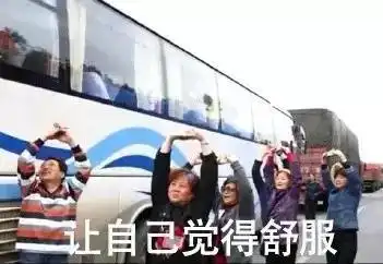 高速堵车,男子和大妈下车玩了起来,引起群众密集围观