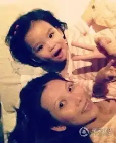 权志龙刘德华鸟叔宋承宪杨幂林心如明星摆剪刀手卖萌
