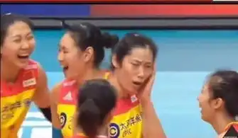 中国女排难得一见画面袁心玥惊人怒吼朱婷被吓倒捂耳皱眉

