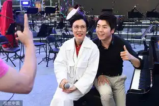 组图郎朗带娇妻回家乡开音乐会四手联弹表情陶醉门票值千元
