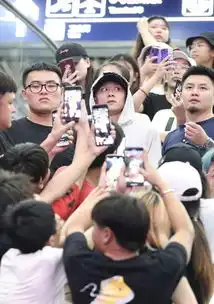 张一山现身机场被粉丝围堵表情太搞笑,网友你被绑架了就眨眨眼
