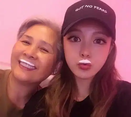 听到华晨宇获得歌王的其他人表情彭磊一脸不屑,周深一脸惊讶
