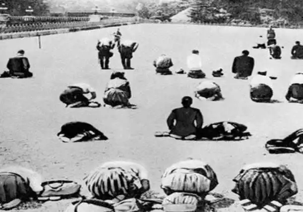 二战日本天皇宣布投降时,日本民众只有一个表情,看后让人后怕不已
