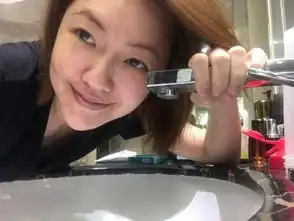 小s洗手间拍大片手拿淋浴喷头恶搞
