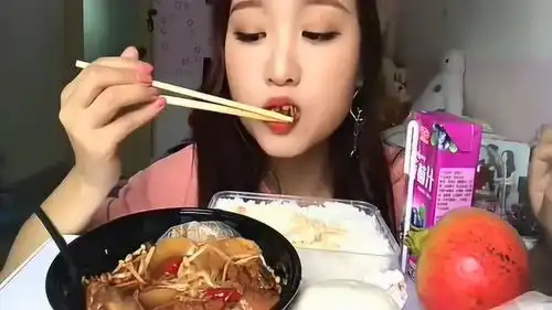 吃播小姐姐今天吃焖鸡饭,吃饭的表情,太诱人
