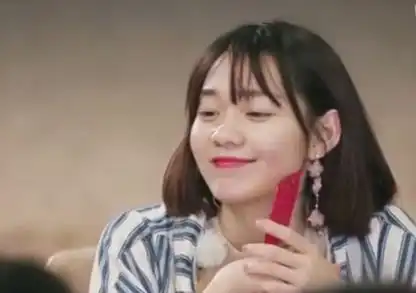 吴宣仪奶奶给火箭少女发红包,谁注意杨超越打开后的表情不知足
