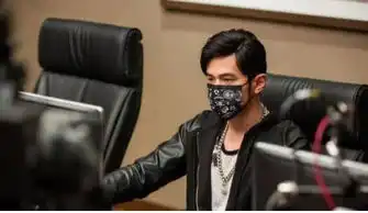 明星打游戏都是什么表情彭于晏搞怪林俊杰无奈,蔡徐坤却很招黑
