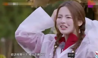 杨超越进猪圈抓猪,不小心被猪屎溅到脸上,注意看贾乃亮表情
