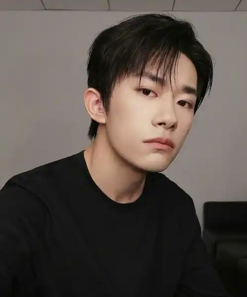 tfboys七周年主视觉海报发布,王俊凯王源易烊千玺发文表情显团糖
