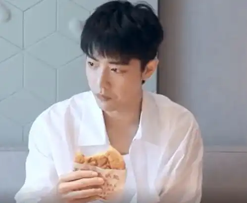 肖战美食vlog出炉,颜值瞬间成焦点,被辣到的小表情太可爱了
