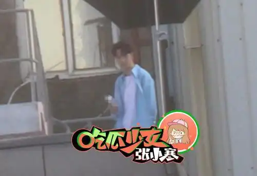 王一博衬衫造型少年感十足片场面无表情拍摄广告

