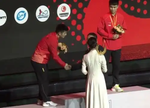 国乒合影暴露奥运名单刘国梁给黑马颁奖,樊振东遭训话
