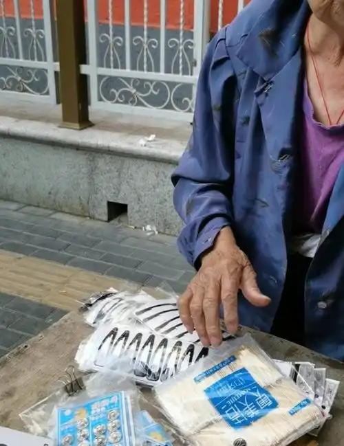 地摊现状走访月入两千城管扣车居民举报,风口之下艰难生存
