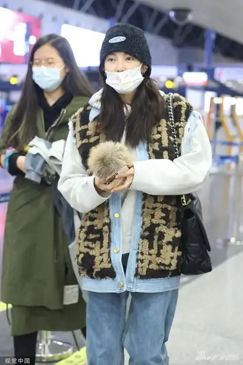 组图张雨绮穿牛仔套装青春减龄手拿毛球手机壳少女心炸裂
