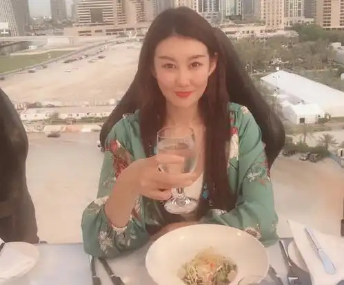 王宝强携女友冯清露面,皮肤黝黑表情严肃,两人同框身高差抢镜

