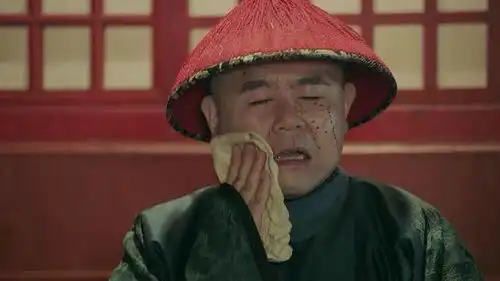 延禧攻略李玉被乾隆踹屁股时,谁注意到他的表情太不要脸了

