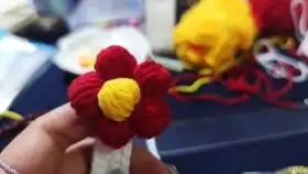 年底了,教你用毛线做一朵小红花送给自己,爱和勇气永不凋零
