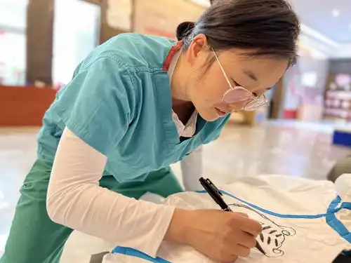 把病毒吼走深圳医护化身灵魂画手,虎年表情画在防护服上
