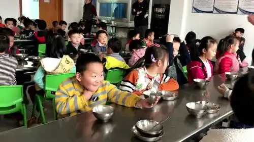 幼儿园小朋友里一个有趣的灵魂,表情包不断产出,什么家庭教育出来的
