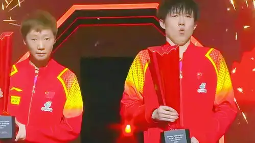 孙颖莎角落独自玩手机,默默看颁奖仪式,却看到大头被吓出表情包

