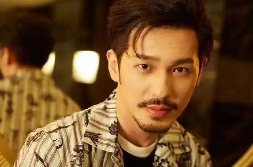 白宇酒吧深夜聚会室内吸烟,偶像包袱丢一地,愿当反面教材
