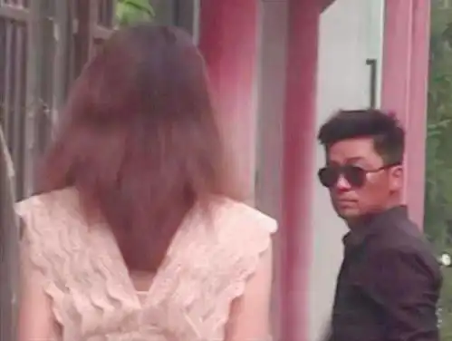 王宝强好福气生病去小诊所挂点滴,女友冯清全程相伴感情深厚
