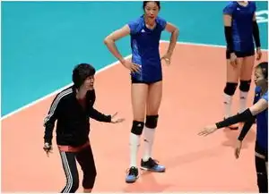 女排训练备战香港站,朱婷训练有模有样,郎平场上亲自指导
