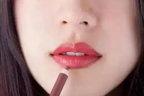 涂口红的一些小技巧让你的唇部可以变得更美
