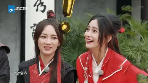 不再避嫌李晨怂恿张彬彬公主抱杨颖,杨颖表情态度说明一切
