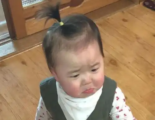 5岁女孩带着妹妹出名,凭表情包圈粉百万人,网友女版宋民国
