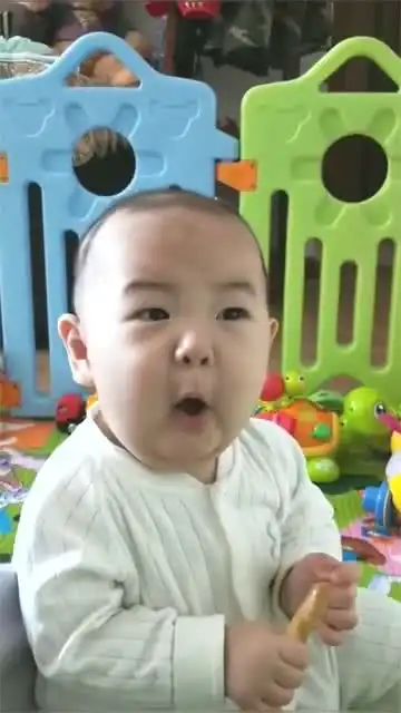 生孩子就是要玩,老爸实力坑儿子没商量,宝宝的表情亮了
