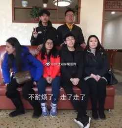 熊孩子过年不愿拍照,被爹妈强行拎在手里,最后被网友做成表情包
