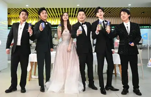 奔跑吧女嘉宾穿婚纱亮相,沙溢李晨反应搞笑,蔡徐坤表情亮了
