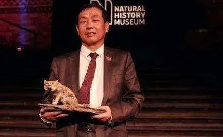 土拨鼠与藏狐,中国摄影师获野生动物摄影年赛大奖,照片还变成表情包

