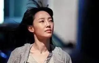白百何风波后首现身给潘金莲颁奖,瞪眼撇嘴表情木讷,竟然还用心隐藏这个小细节
