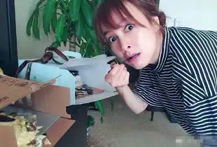 吴昕又学网红了吃脏脏包了,但却被网友吐槽素颜太丑了
