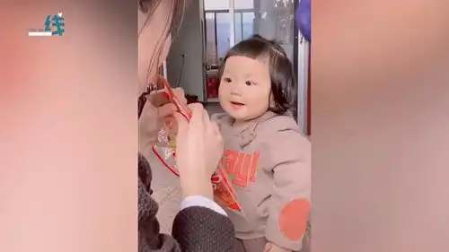 1岁萌娃看小姨吃辣条被馋出表情包张着嘴巴咽口水萌翻网友
