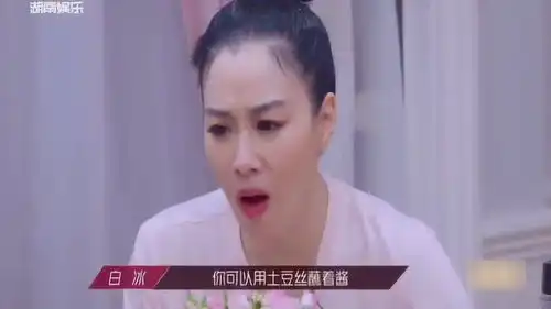 张雨绮傻憨憨地吃,丁当在旁边滚泡沫轴,黄圣依的表情太不屑了吧
